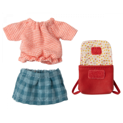 Hermana mayor con mochila roja - Imagen 3